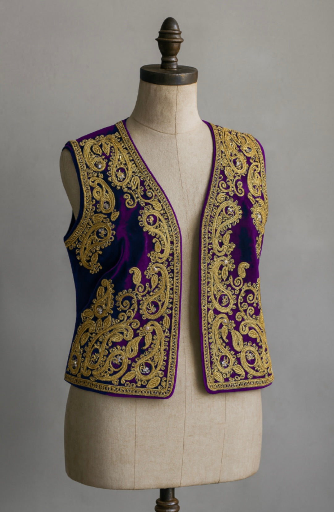 Gilet de karako violet brodé en velours léger
